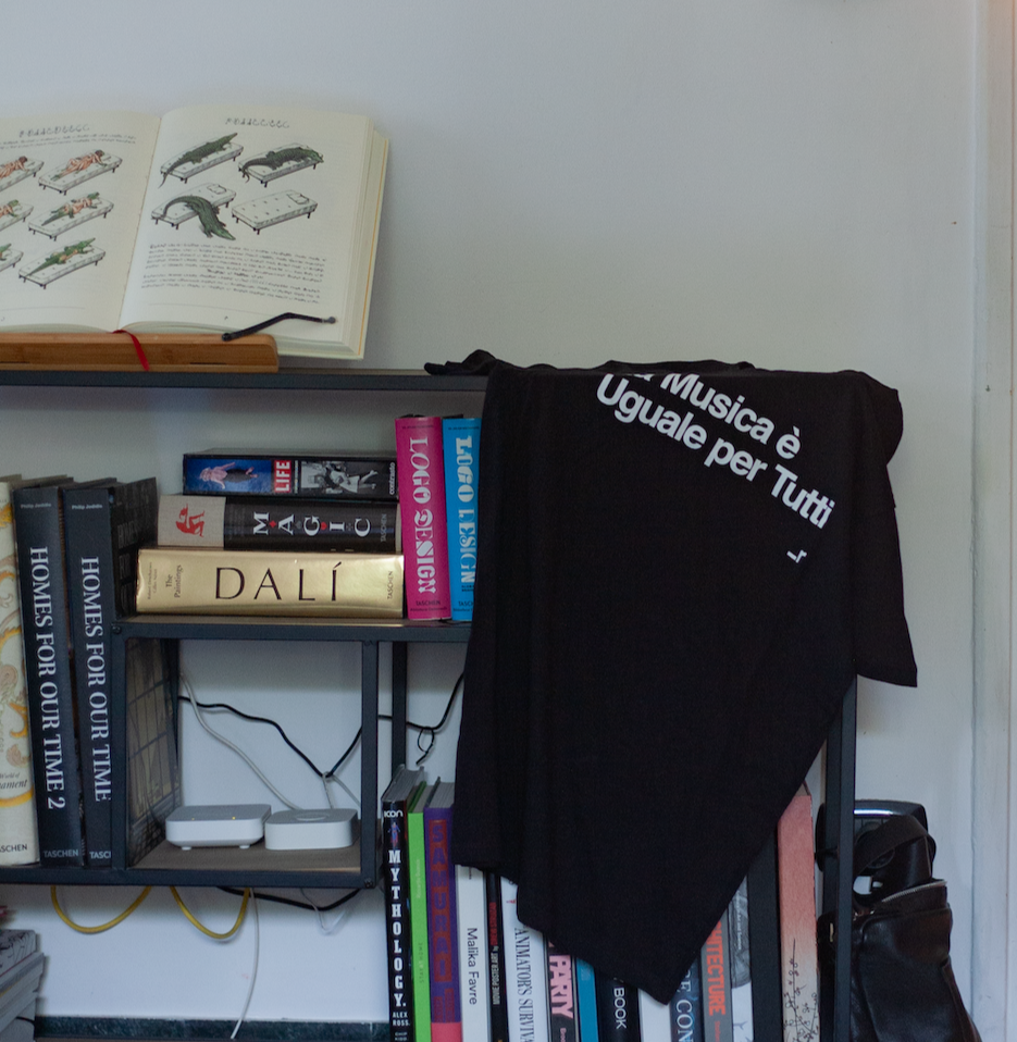 Maglia La musica è uguale per tutti in 100% cotone organico, nera con stampa bianca.