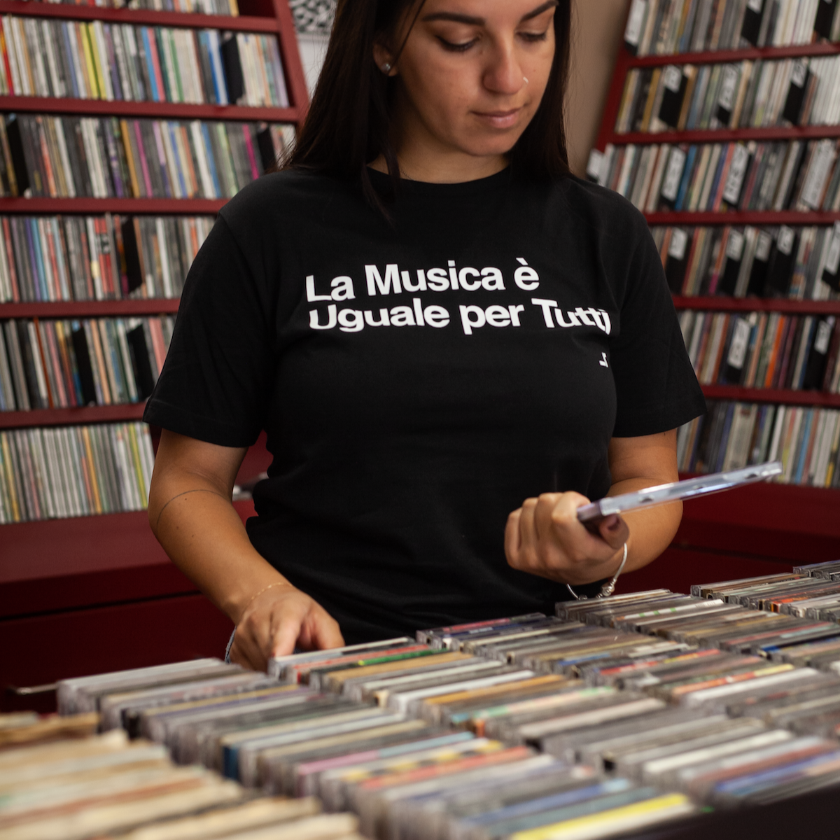 Maglietta a maniche corte La musica è uguale per tutti in 100% cotone organico, nera con stampa bianca.