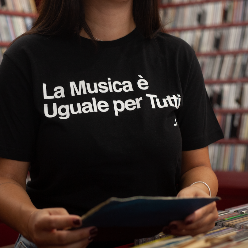 T-shirt La musica è uguale per tutti in 100% cotone organico, nera con stampa bianca.