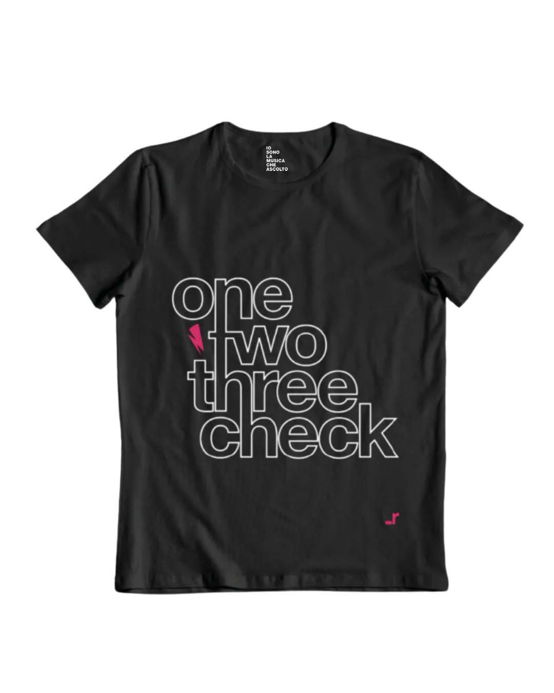 Davanti della t-shirt One two three Check in 100% cotone organico, nera con stampa bianca e fucsia.