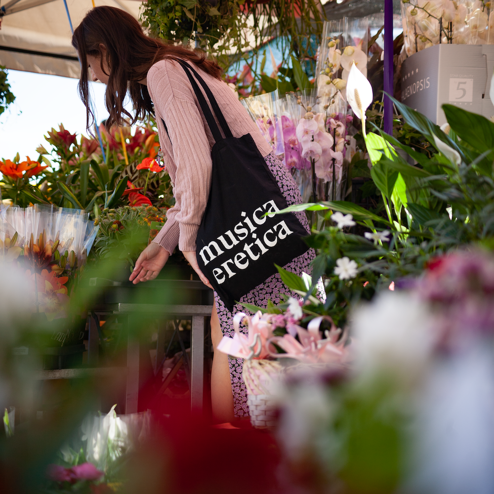 Shopper Musica Eretica in 100% cotone organico. Nera con scritta bianca.