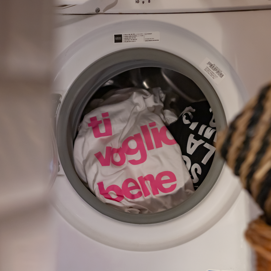 Maglia a maniche corte Ti voglio bene in 100% cotone organico, bianca con stampa fucsia.