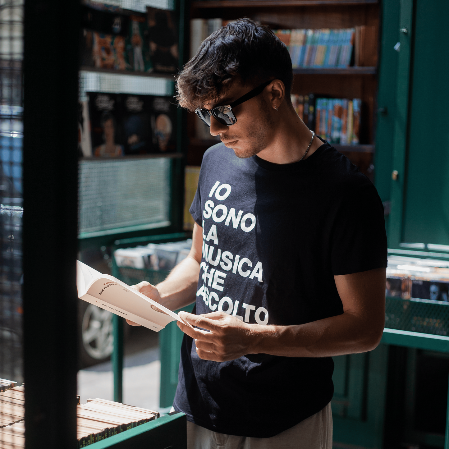T-shirt IO SONO LA MUSICA CHE ASCOLTO in 100% cotone organico, nera con stampa bianca sul davanti.