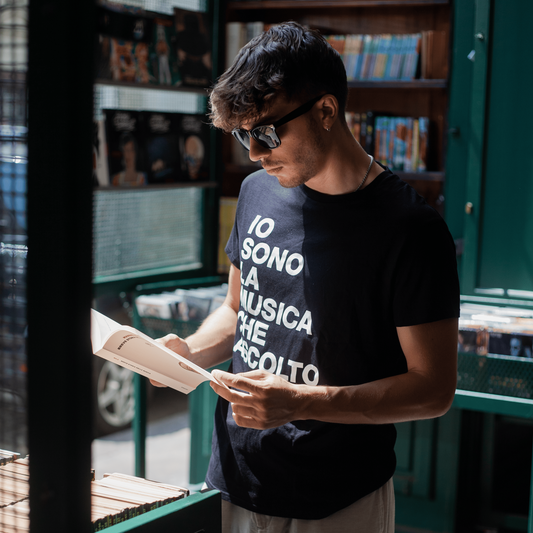 T-shirt IO SONO LA MUSICA CHE ASCOLTO in 100% cotone organico, nera con stampa bianca sul davanti.