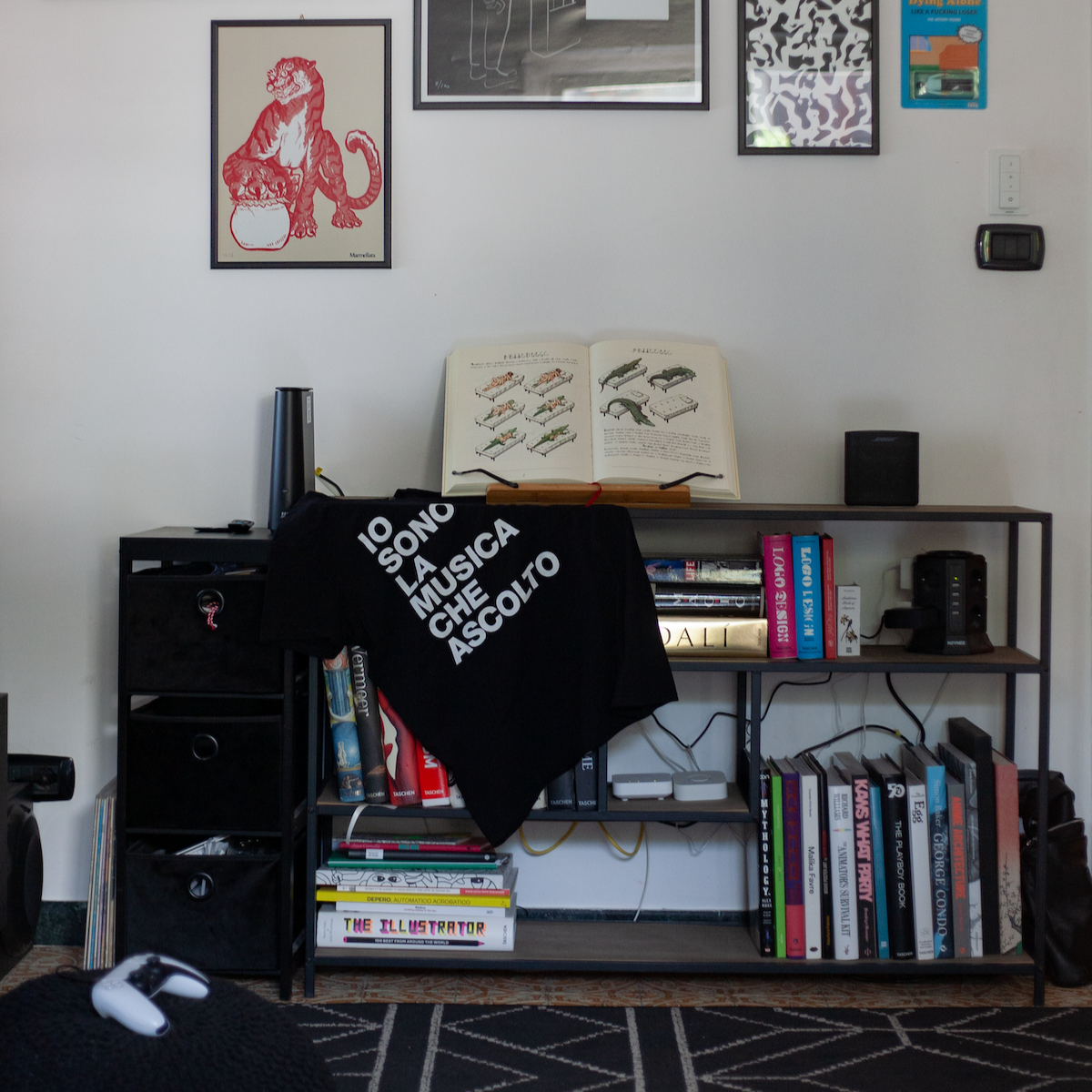 Maglia a maniche corte IO SONO LA MUSICA CHE ASCOLTO in 100% cotone organico, nera con stampa bianca.