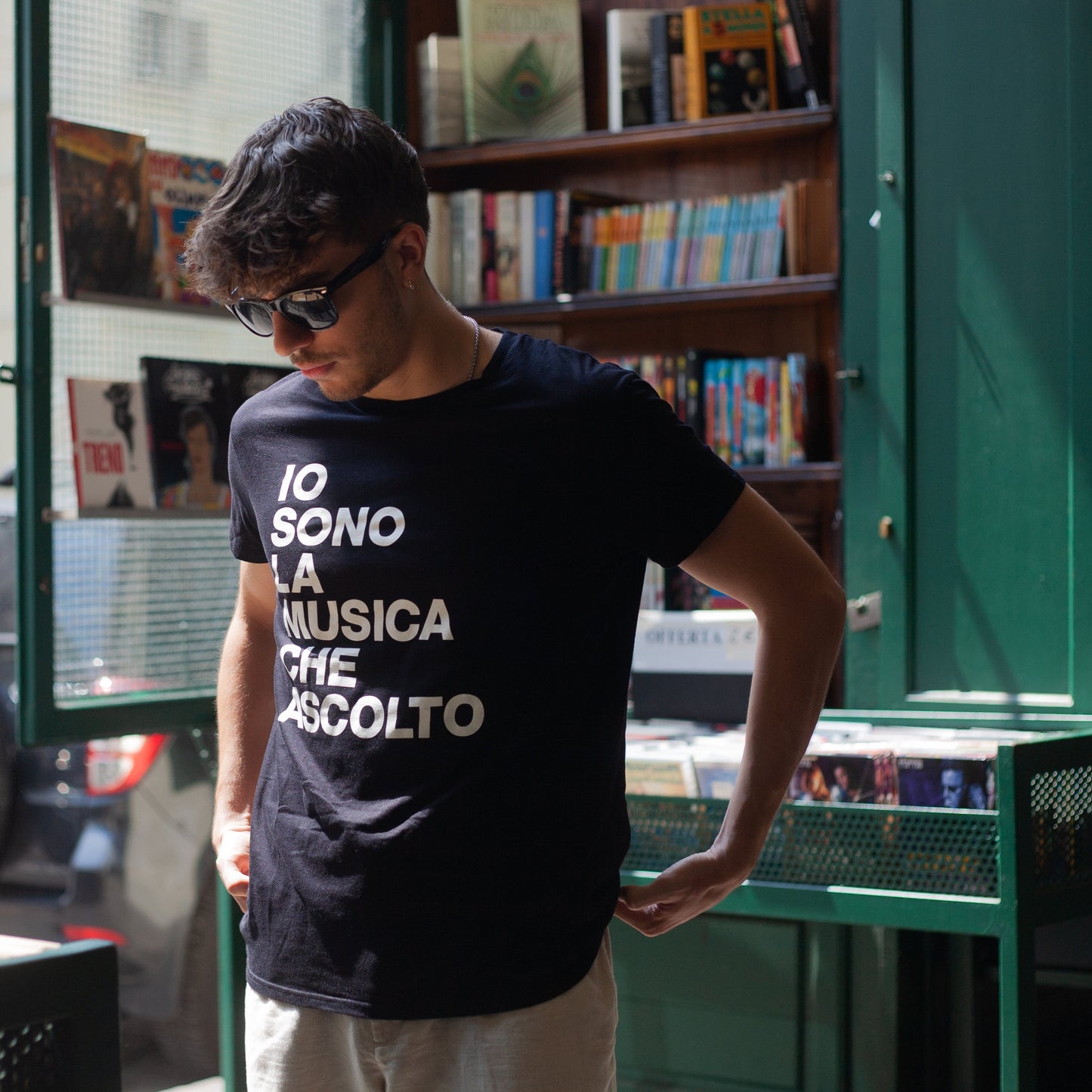 Maglietta IO SONO LA MUSICA CHE ASCOLTO in 100% cotone organico, nera con stampa bianca.