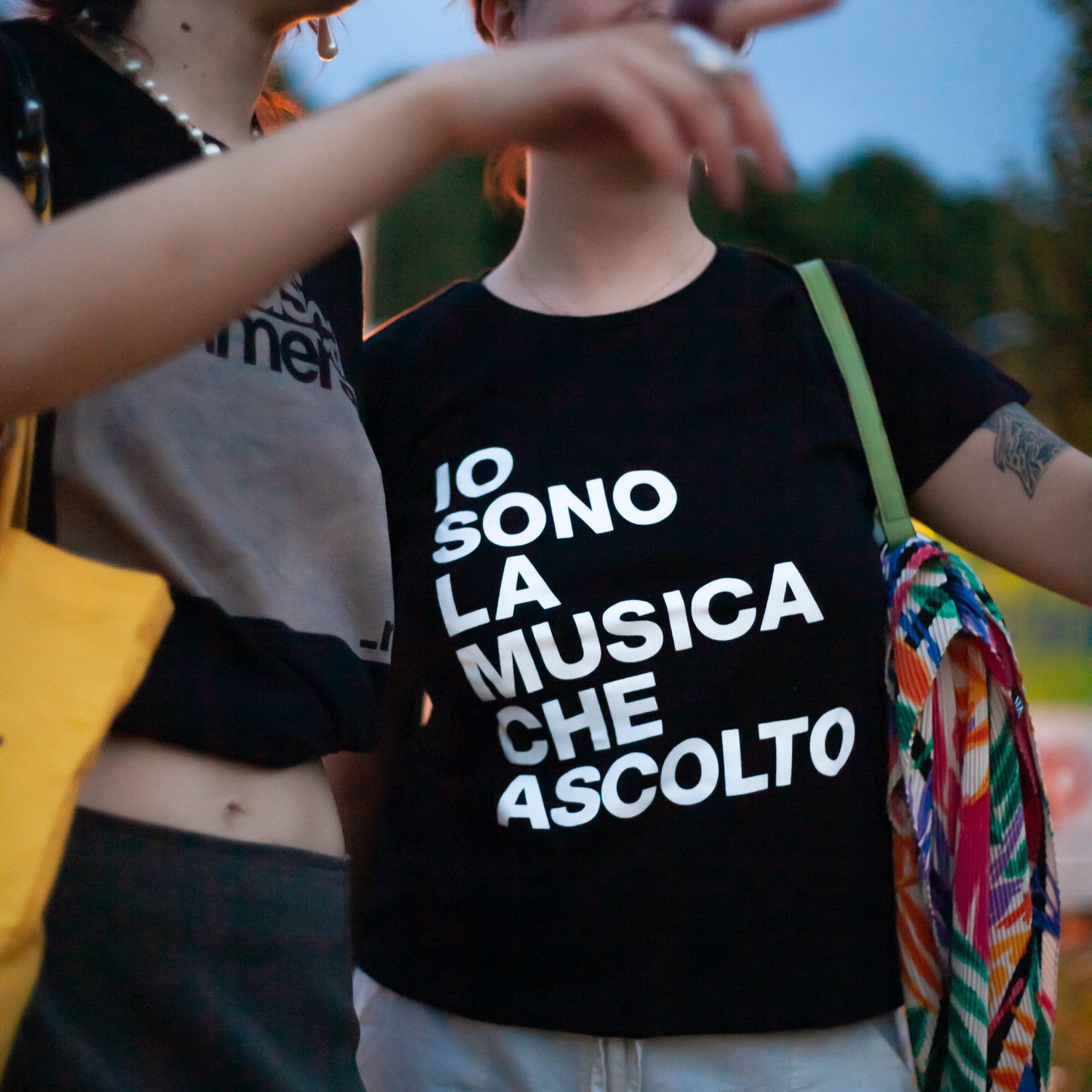 Maglietta a maniche corte IO SONO LA MUSICA CHE ASCOLTO in 100% cotone organico, nera con stampa bianca.