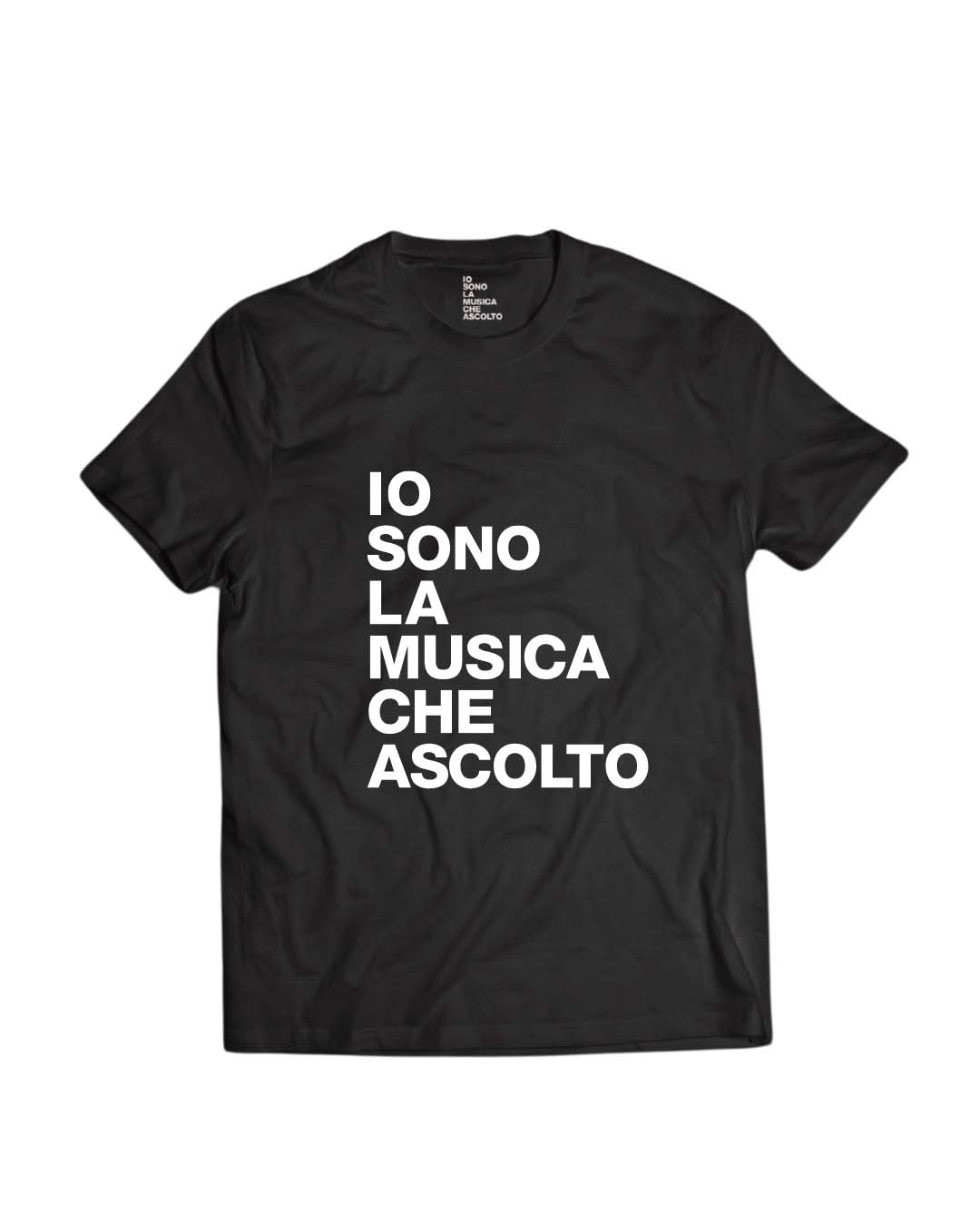 Davanti della t-shirt IO SONO LA MUSICA CHE ASCOLTO in 100% cotone organico, nera con stampa bianca.