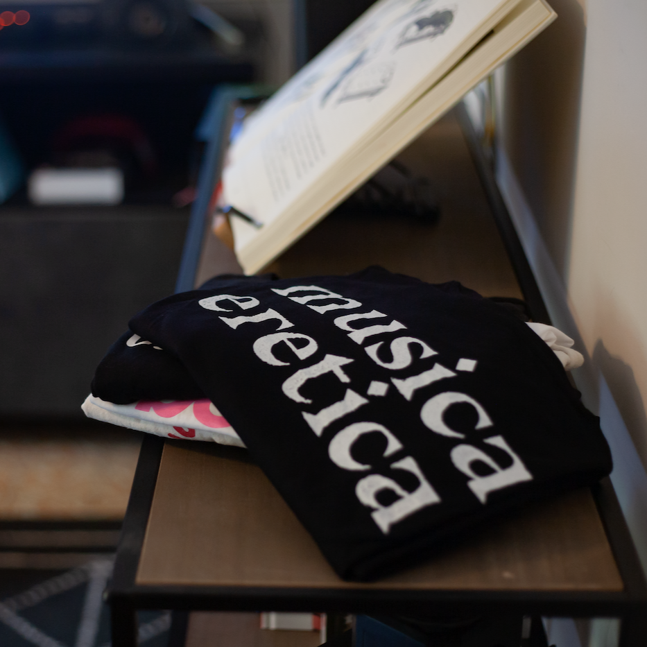 Maglia Musica Eretica piegata e appoggiata su un mobile.