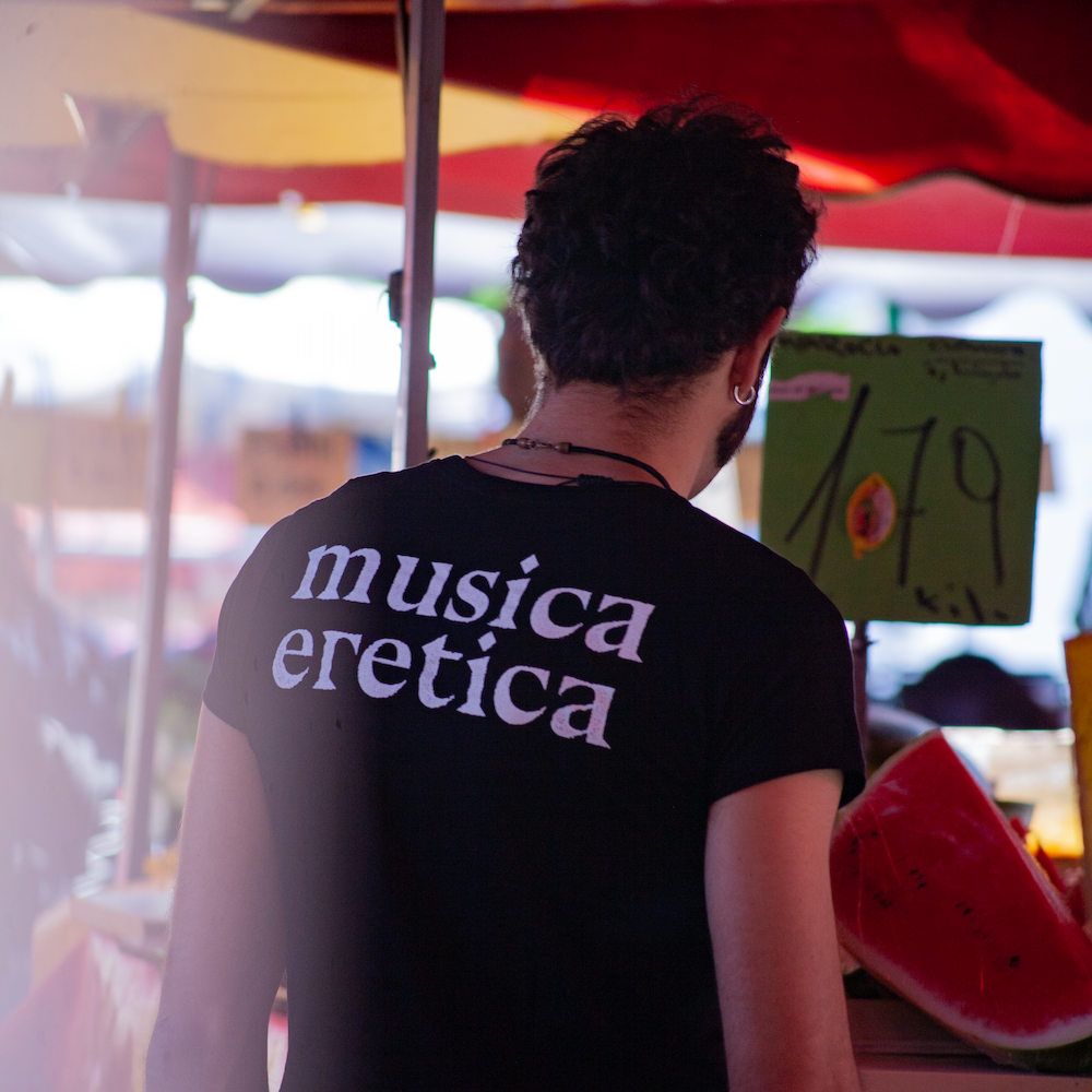 Maglia a maniche corte in 100% cotone organico, nera con stampa bianca.