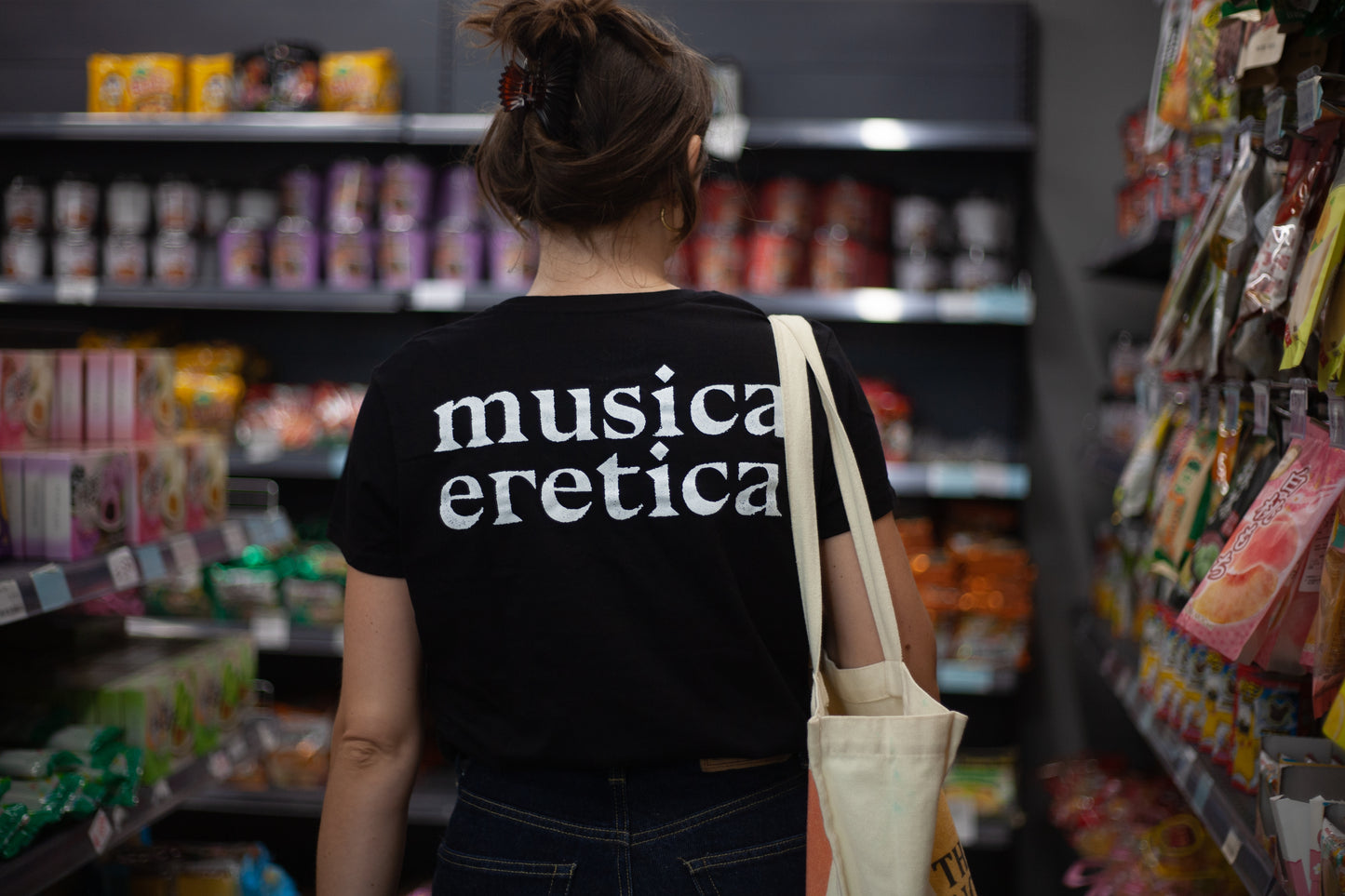 Maglietta a maniche corte Musica eretica in 100% cotone organico, nera con stampa bianca.