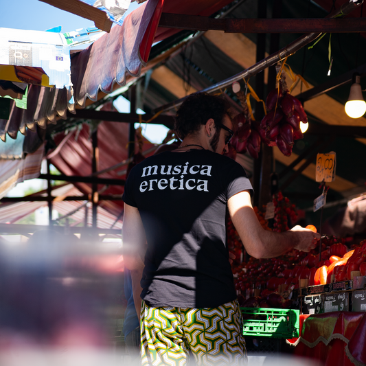 T-shirt Musica eretica in 100% cotone organico, nera con stampa bianca.