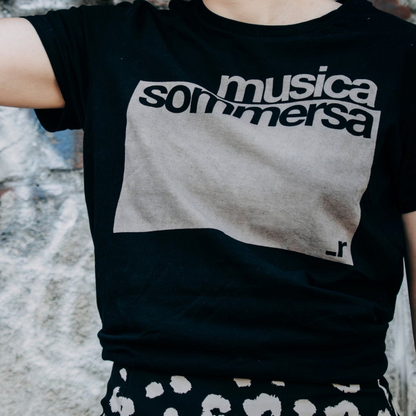 Maglia a maniche corte Musica sommersa in 100% cotone organico, nera con stampa grigia.