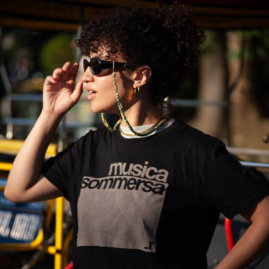 T-shirt Musica sommersa in 100% cotone organico, nera con stampa grigia.