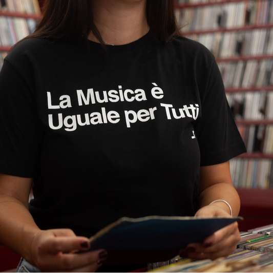 T-shirt La musica è uguale per tutti in 100% cotone organico, nera con stampa bianca.