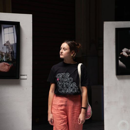 T-shirt One two three Check in 100% cotone organico, nera con stampa bianca e fucsia.