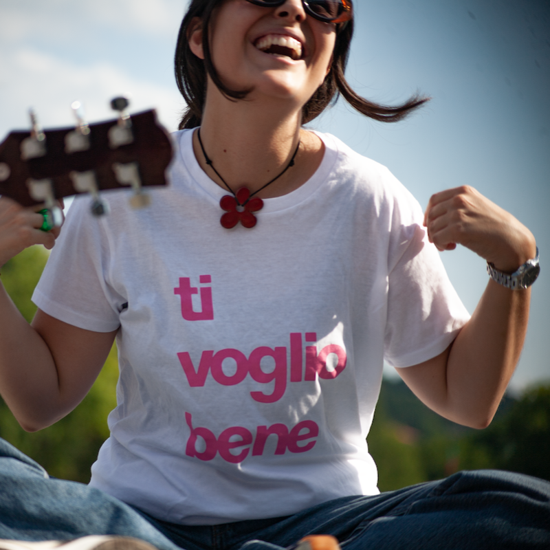 Maglia a maniche corte Ti voglio bene in 100% cotone organico, bianca con stampa fucsia.